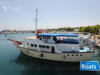 SAILING MOTOR BOAT