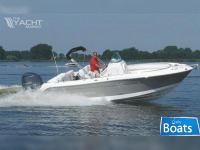 Robalo 240 CC (similar to Boston Whaler)