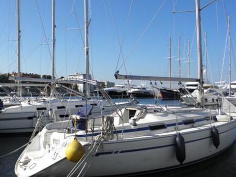 Bavaria 37