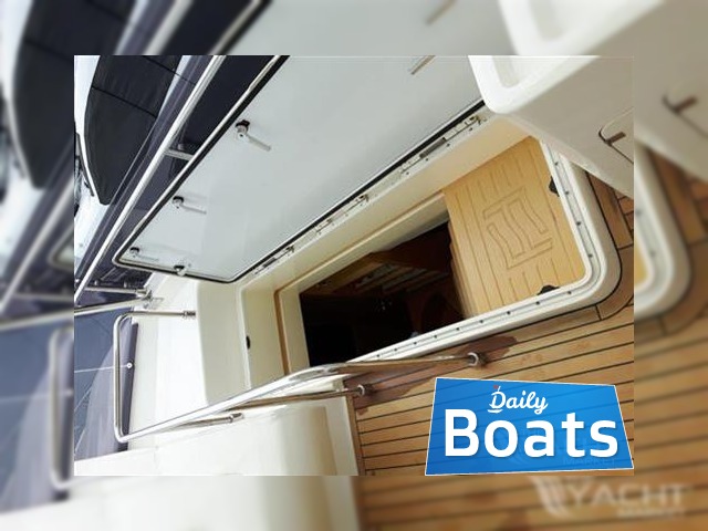 2009 Ferretti 830