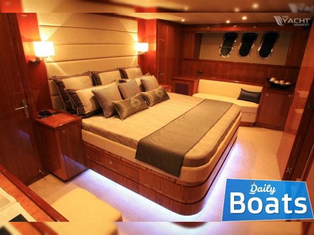 2020 Johnson 80 Flybridge