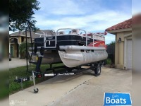 Sun Tracker 16 Party Barge