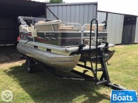 Sun Tracker 16 DLX Party Barge
