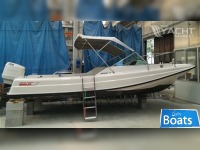 Boston Whaler Revenge 21