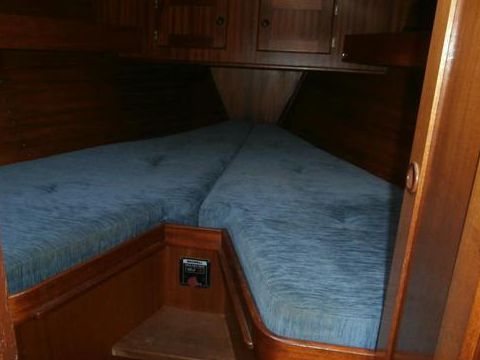 1988 Aphrodite 33