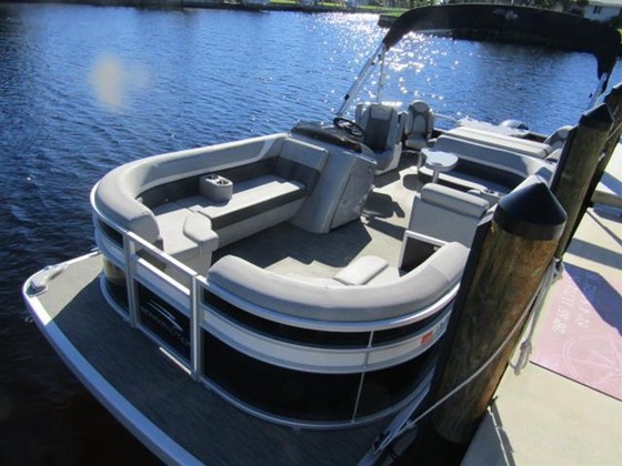 Bennington Marine 21