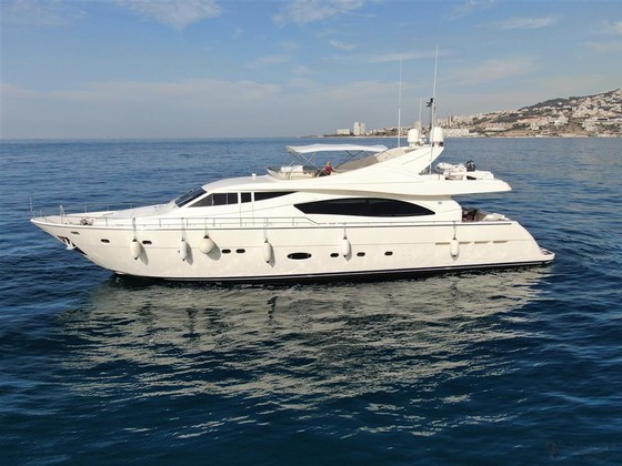 Ferretti Yachts 880