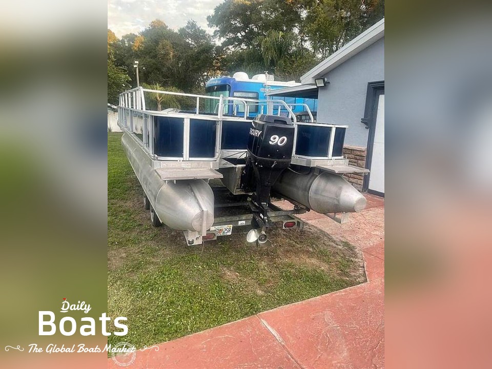 1992 Godfrey Pontoon Boats Sweetwater 2086 C for sale. View price