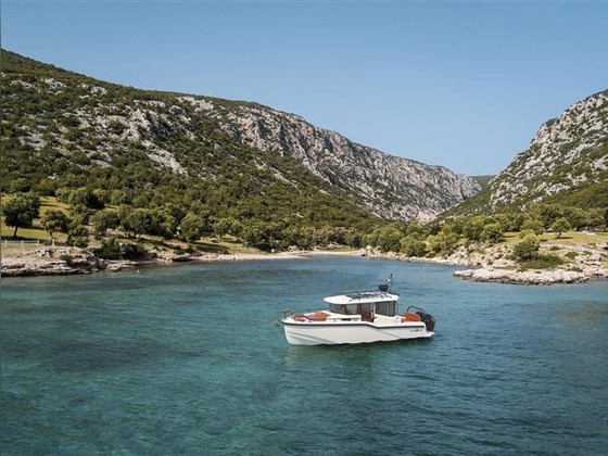 Dromeas Yachts D28 SUV