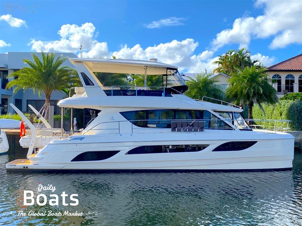 What are multihull motor boats?