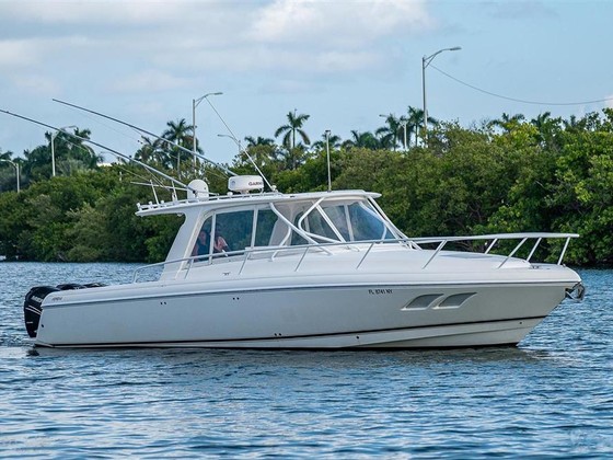 Intrepid Powerboats 390 Sport Yacht