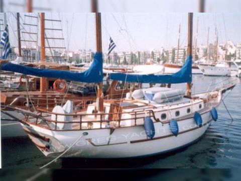 Cheoy Lee 42