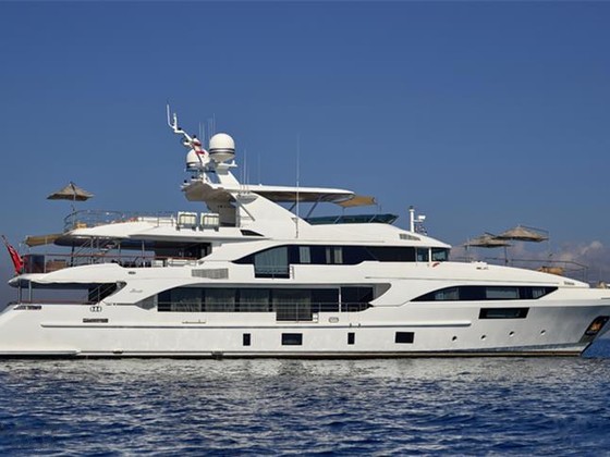 Motor giga yachts