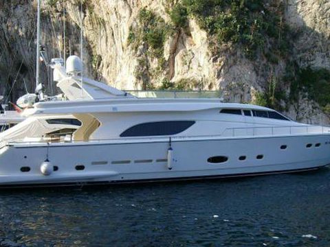 Ferretti Yachts 810