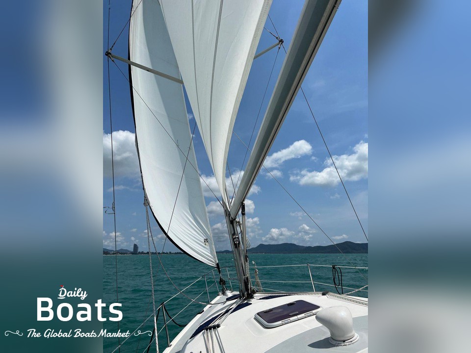 2007 Hunter 33 Fractional Rig Sloop for sale. View price, photos and