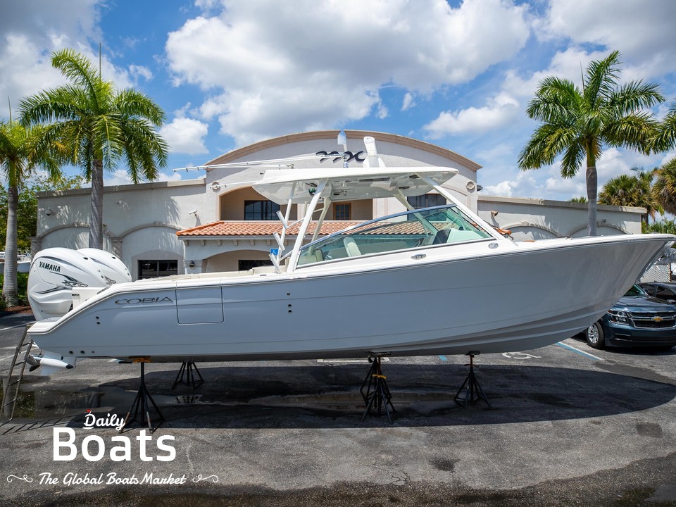 2022 Cobia 330 Dc