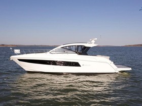 2022 Cruisers Yachts 390 Express Coupe