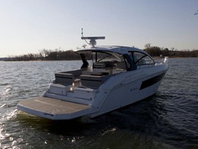 2022 Cruisers Yachts 390 Express Coupe