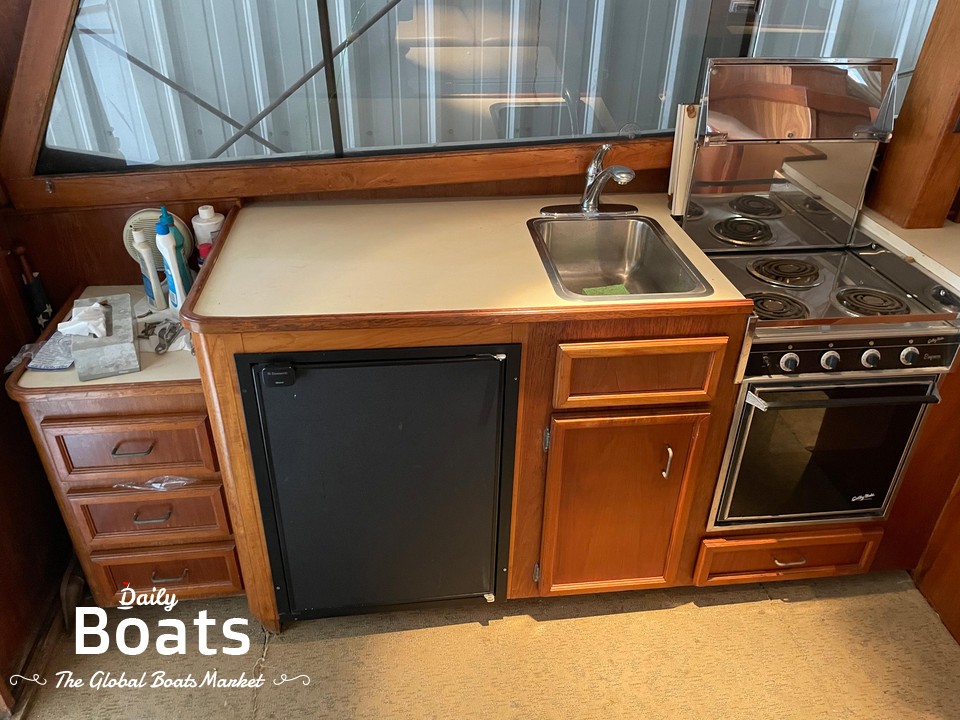 1986 Egg Harbor 33 Convertible for sale. View price, photos and Buy