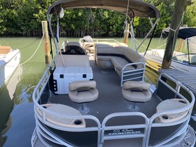 2017 Sun Tracker Fishin' Barge 22 Dlx