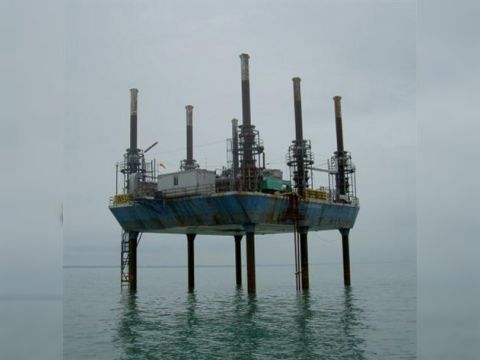  92' X 71' Steel Jack Up Barge Can Operate In Waters Up To 90' Deep