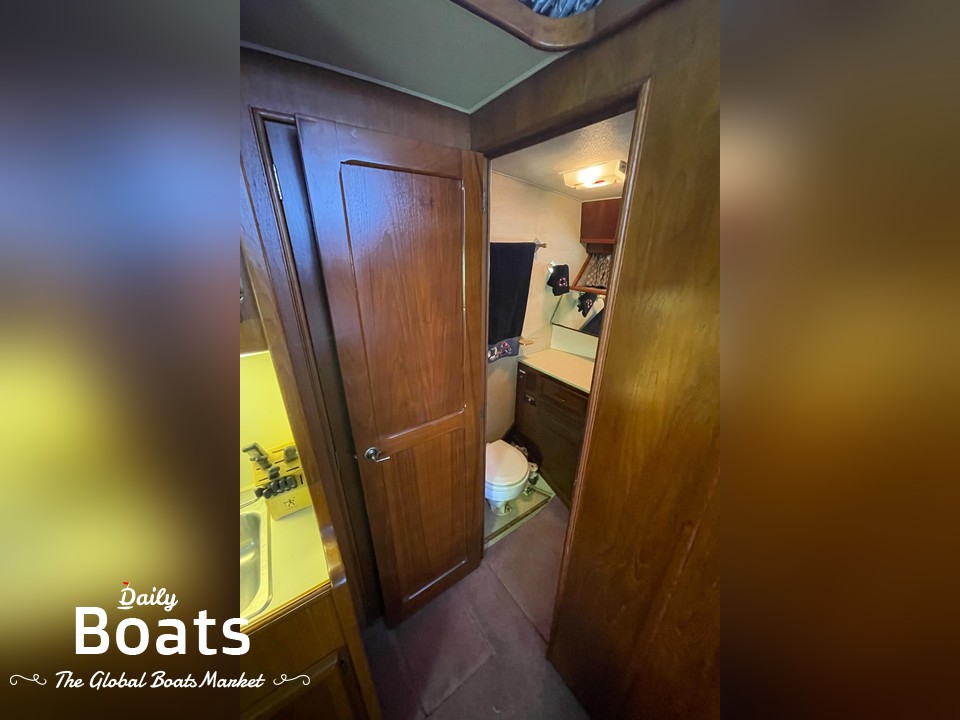 1983 Egg Harbor 33 Convertable for sale. View price, photos and Buy