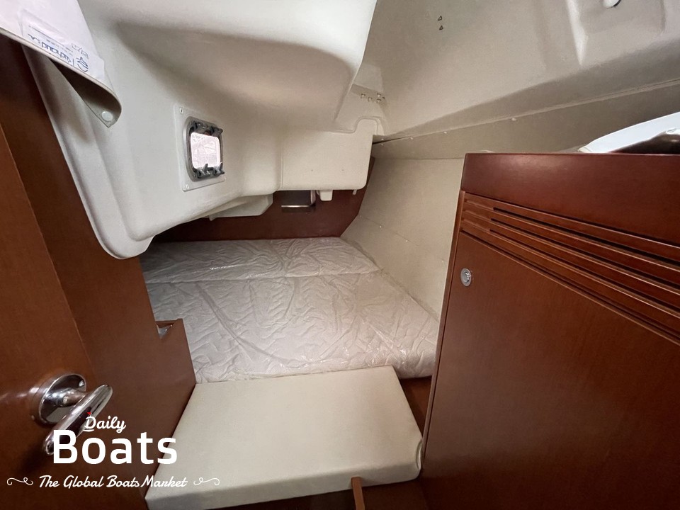 2011 Bénéteau Oceanis 31 Lifting Keel for sale. View price, photos and