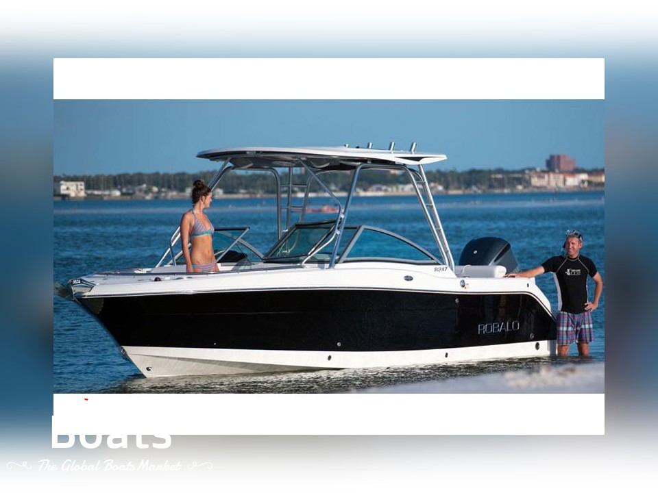 2021 Robalo R247 Dual Console