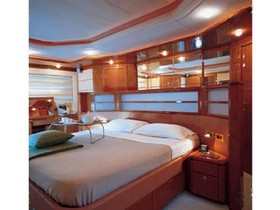 2005 Ferretti Yachts 880