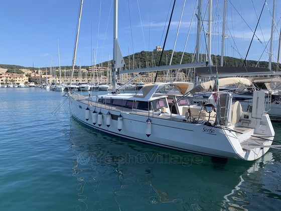 Sailing cabin cruiser boats