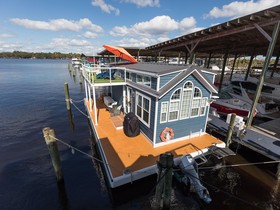 Houseboat Island Lifestyle