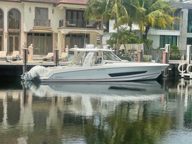 2018 Boston Whaler Outrage 42