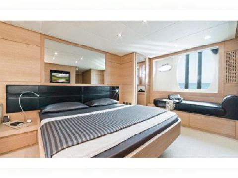 2009 Pershing 64