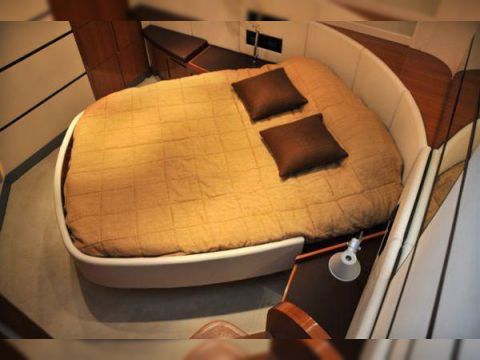2005 Pershing 62