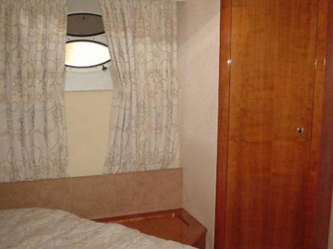 Kupić 2001 Azimut 58