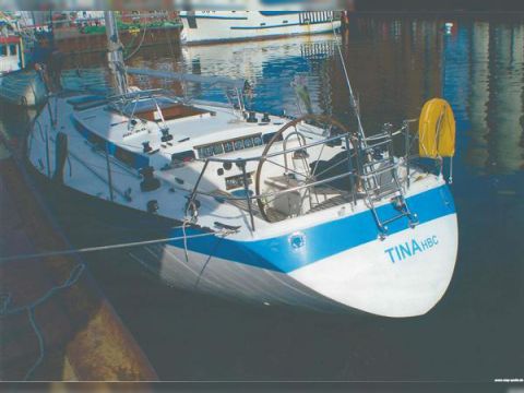 Dufour A 9000