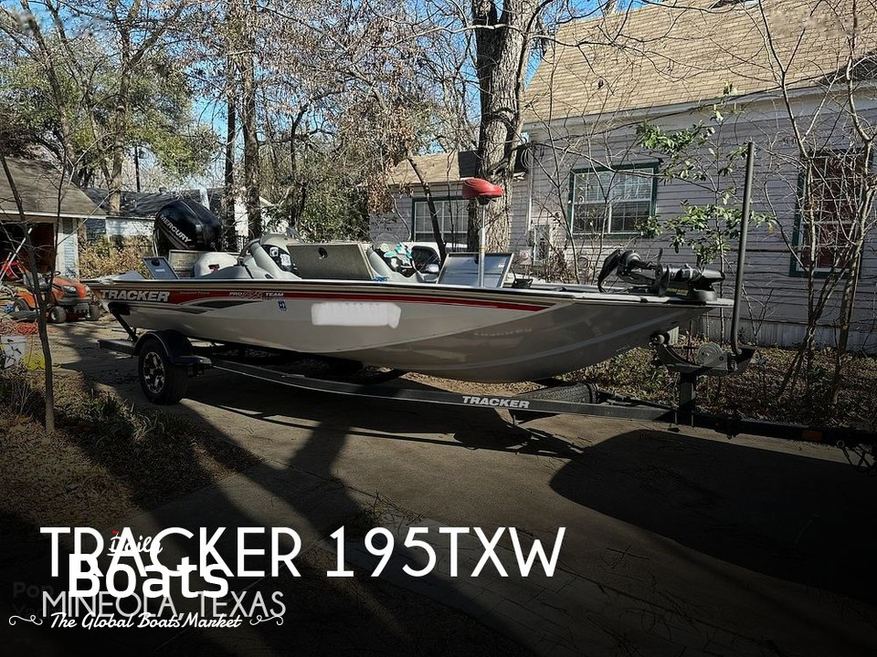 2017 Tracker 195Txw
