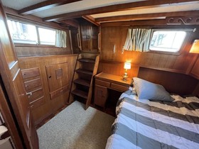 Kjøpe 1977 Custom 36 Tri Cabin