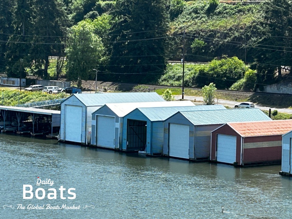 1995 Larson Boat House for sale. View price, photos and Buy 1995 Larson