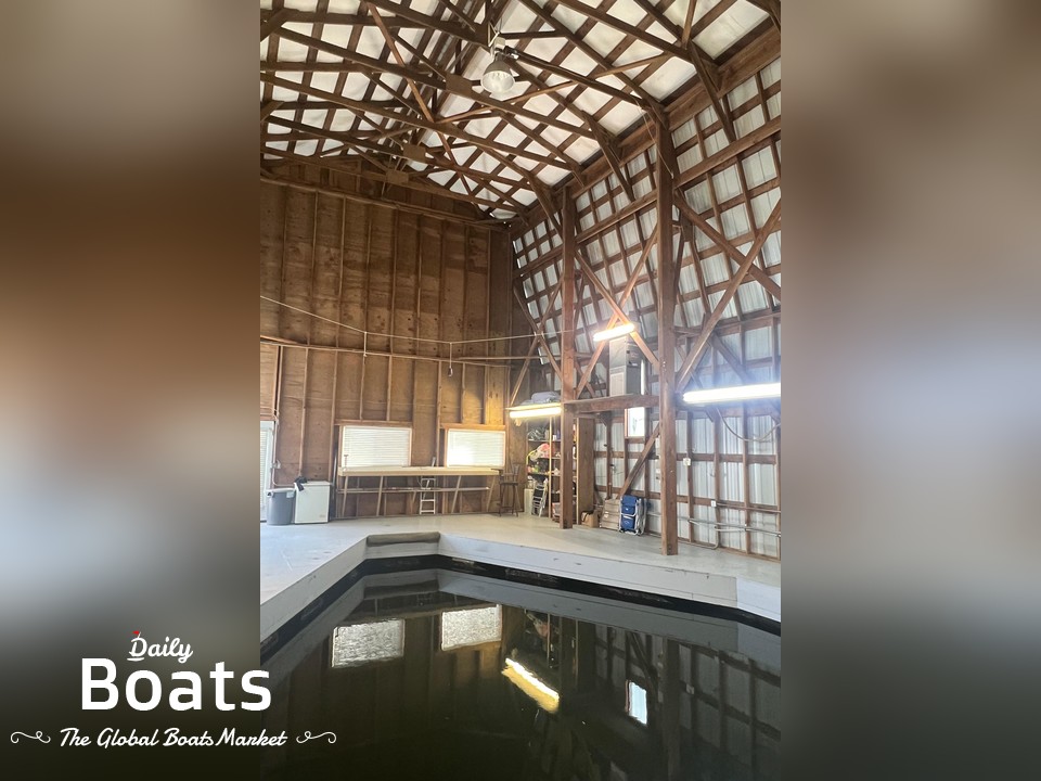 2005 Larson Boat House for sale. View price, photos and Buy 2005 Larson