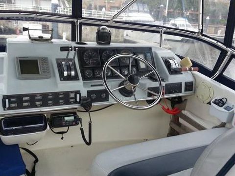 Buy 1989 Bayliner Command Bridge 2958