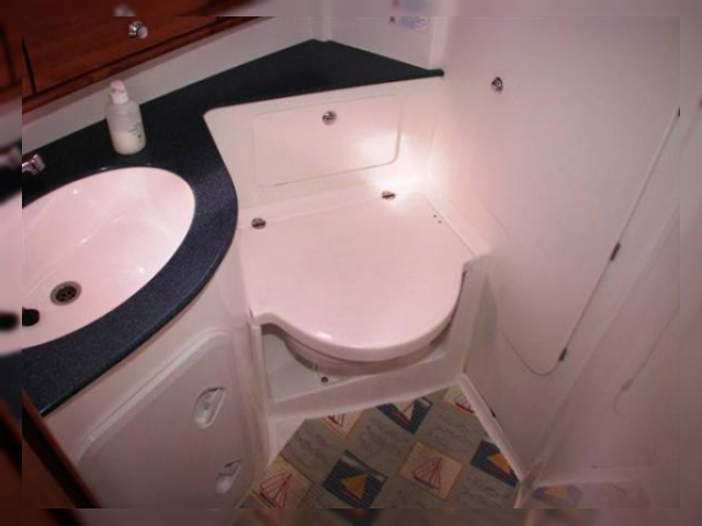 2005 Bavaria 32