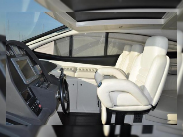 2005 Pershing 62