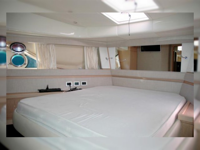 2011 Ferretti 570