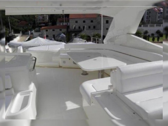 2009 Ferretti 881