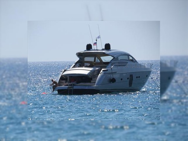 2010 Pershing 64'
