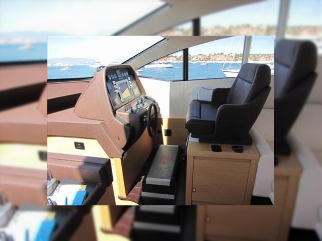 2010 Pershing 64'