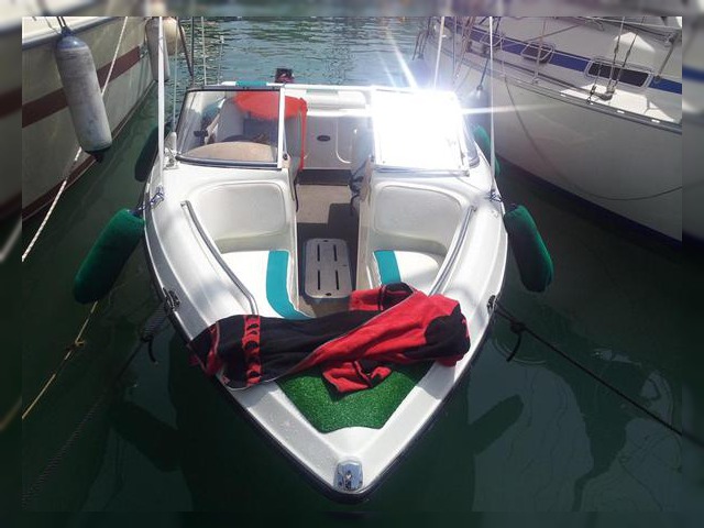 1999 Rinker Captiva