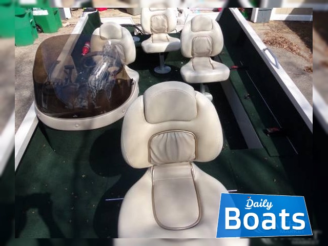 2002 Crestliner Fish Hawk